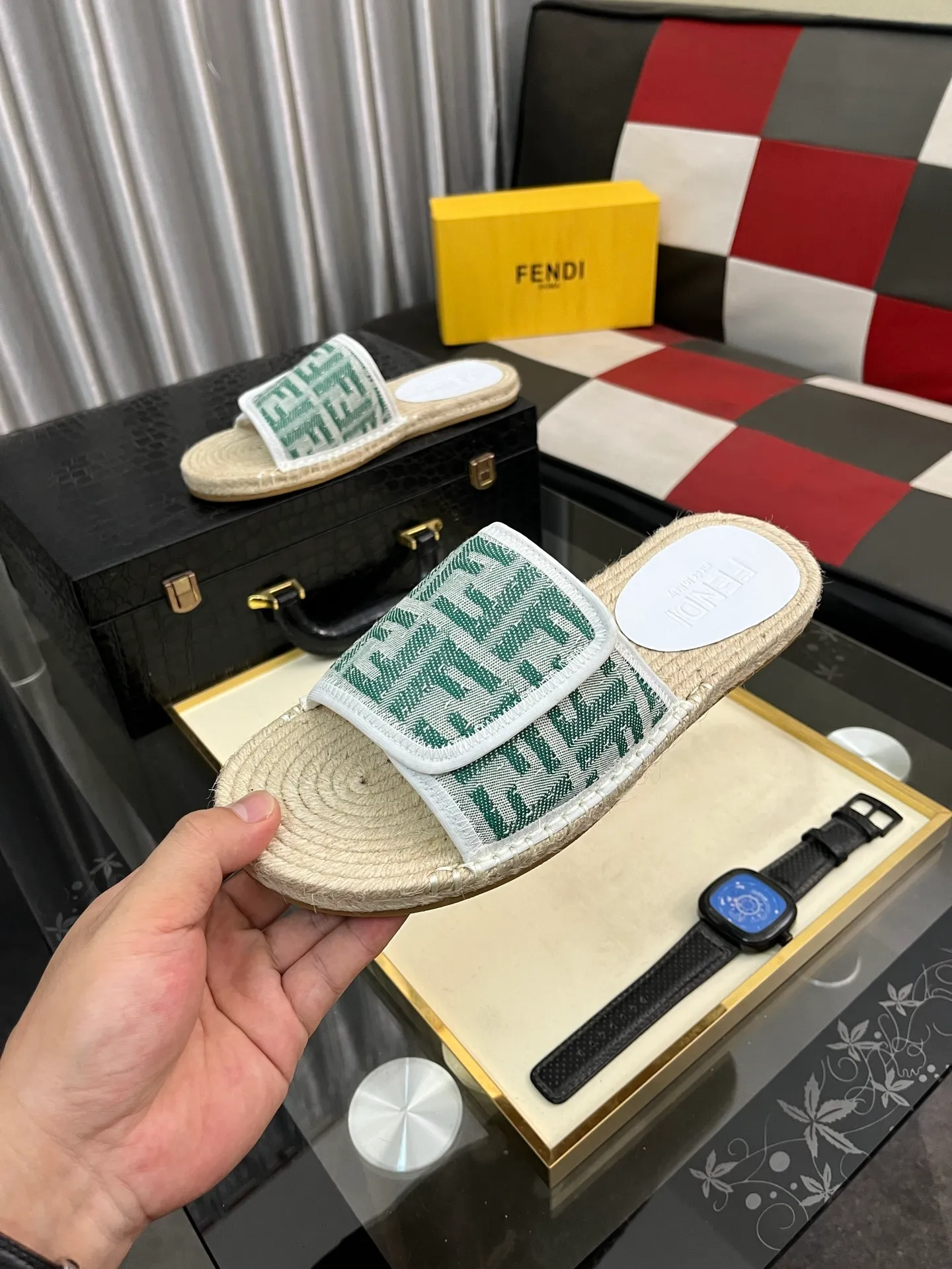 Men's shoes💰320⌚️⌚️[FENDI~Fendi slippers] High-end men's shoes brand official website 1:1 latest masterpiece: original mold customization, fabrics made of imported original materials, upgraded outsole, lighter, top quality in the market, simple and tasteful, a must-have for fashionistas, fashion is at your feet, full of confidence, the same style at the counter👍The season of summer slippers is here. Yardage: 38-44. Can be customized45.46.47